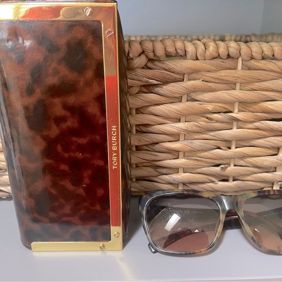 Authentic Tory Burch vintage tortoise shell sunglasses w/original case. - Picture 5 of 10